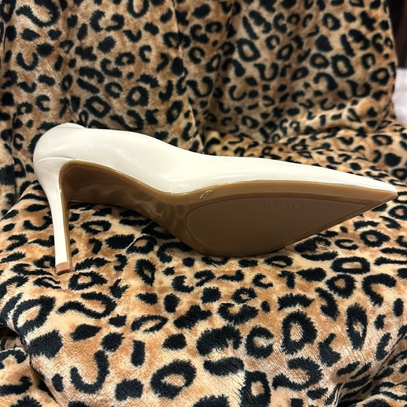 NWT Calvin Klein Ivory Heels - Picture 2 of 2